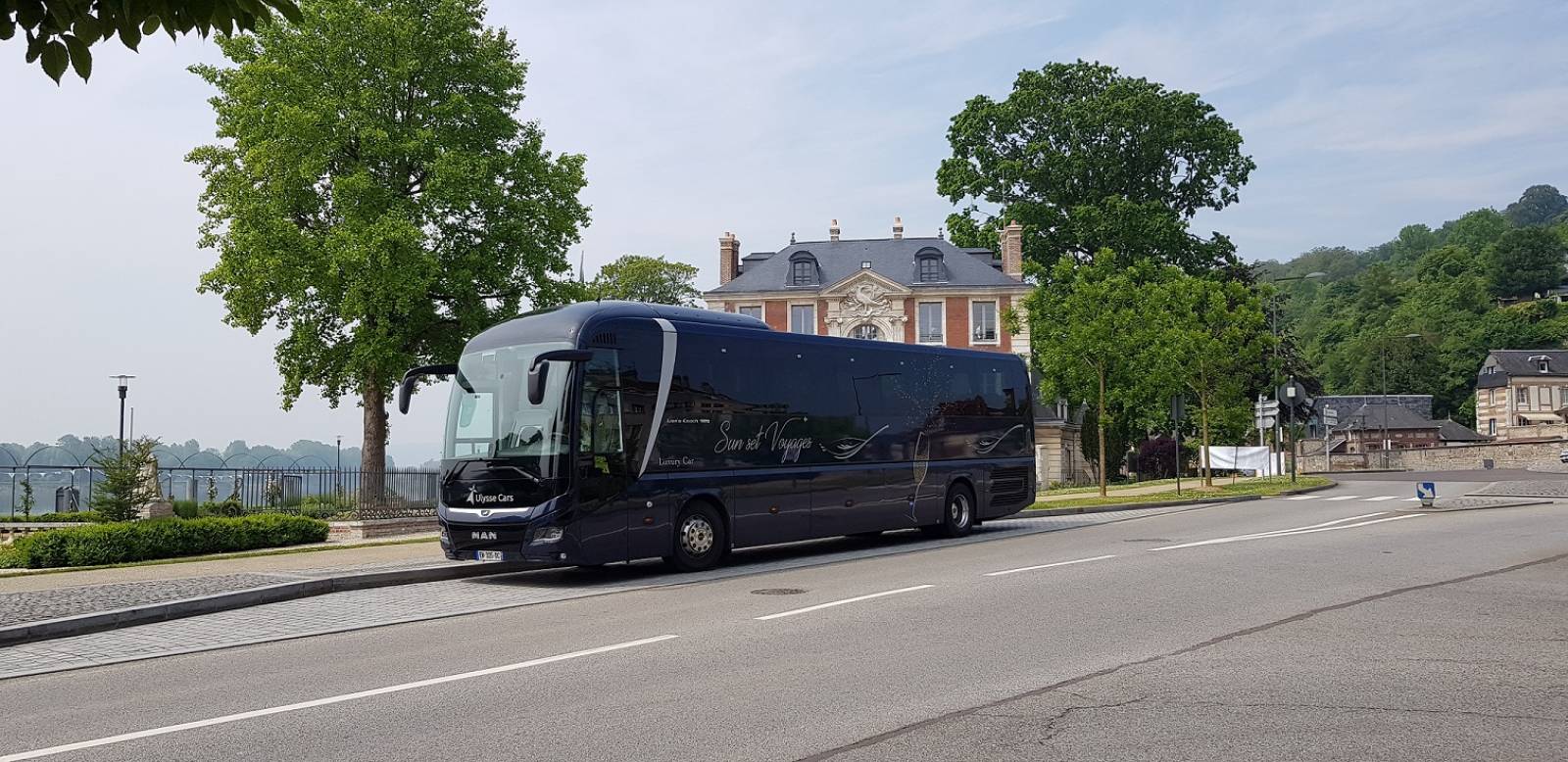 Société de location pour une sortie à la journée en autocar avec conducteur au départ de Boulogne-Billancourt en Ile de France